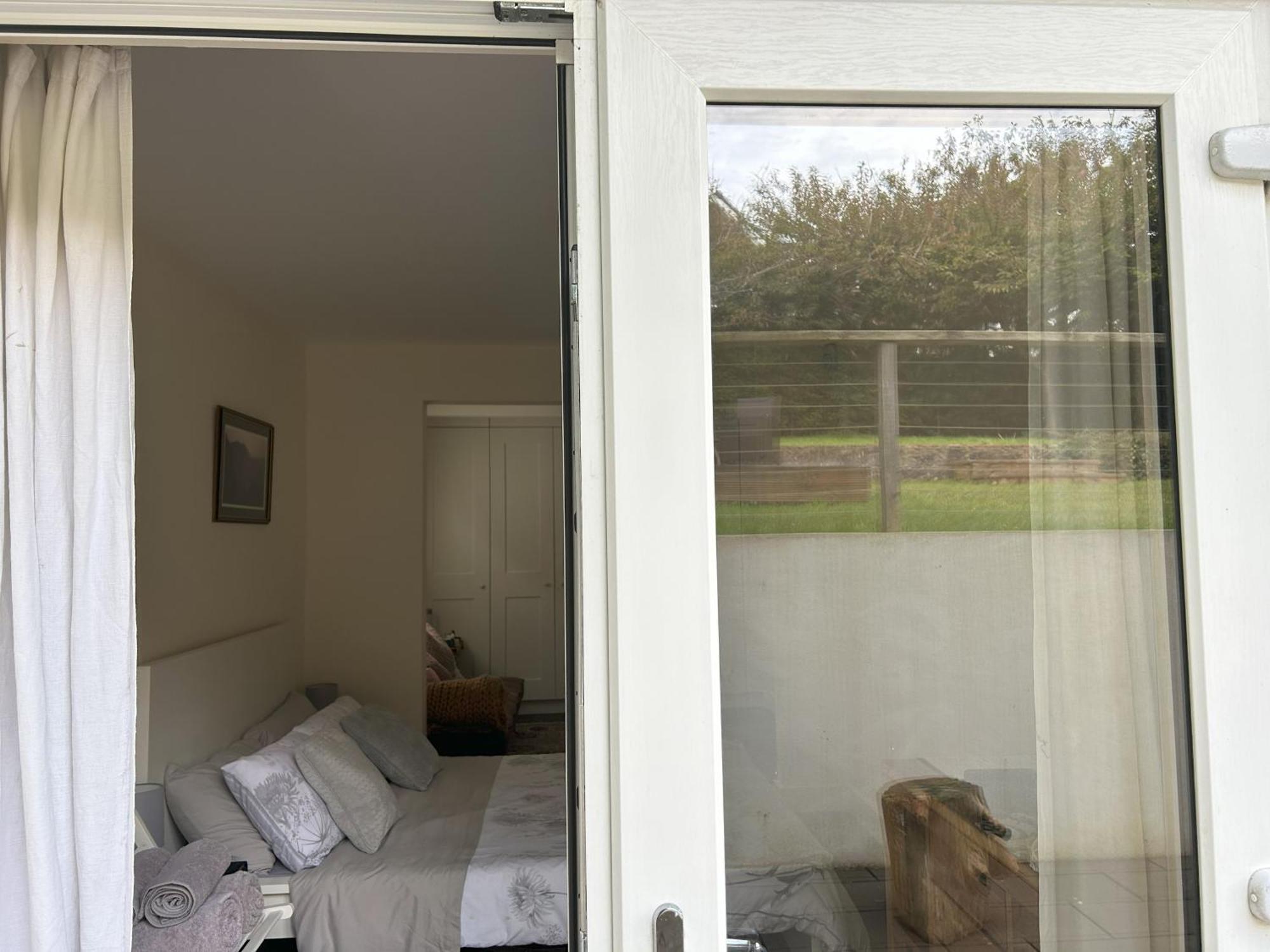 Sanctuary By The Sea With Large Room Including Lounge, Bathroom, Direct Garden Access & Free Parking Okręg wyborczy Hove Zewnętrze zdjęcie